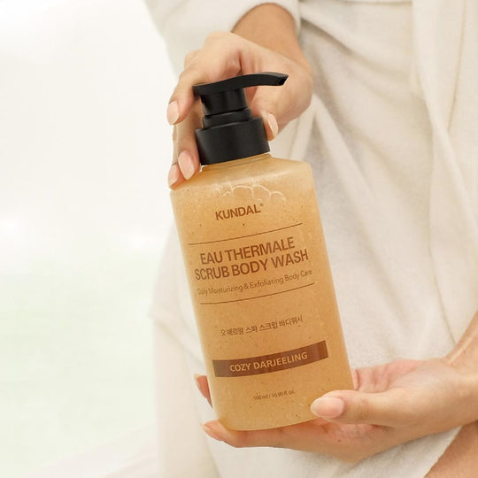Kundal Eau Thermale Spa Scrub Body Wash Cozy Darjeelinc קונדל ג'ל רחצה פילינג לגוף עם מים טרמליים
